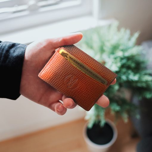 Cardholder Fenek Marron Claire Rustique in der Hand, 4 Kartenfächer, 1 Geldscheinfach, zertifizierter RFID/NFC-Schutz